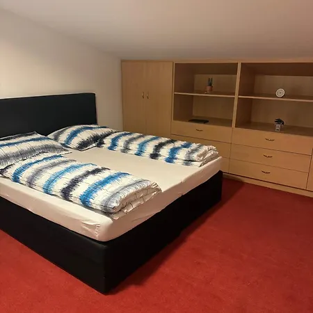 بيت للعطل 2 Bedrooms, 2 Baths House With A Living An Upstairs Reception Rea غيراسدورف بي فيين