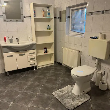 2 Bedrooms, 2 Baths House With A Living An Upstairs Reception Rea غيراسدورف بي فيين